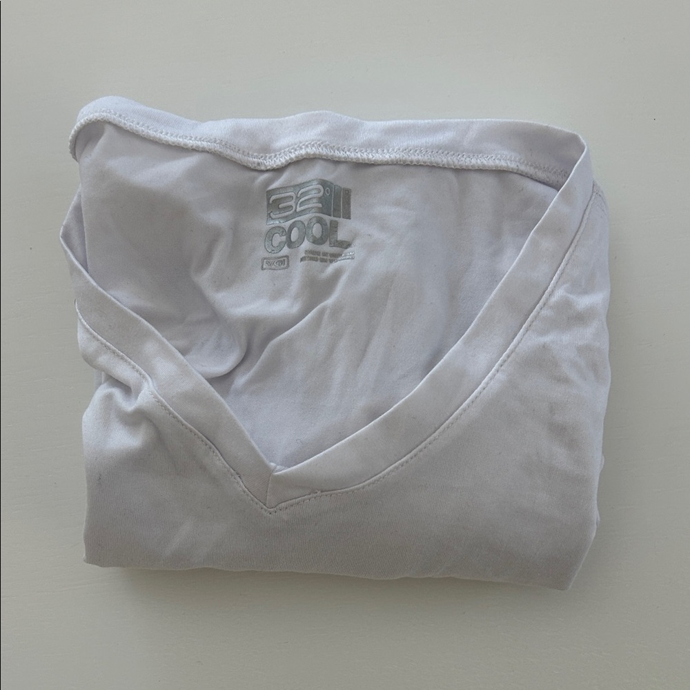32 Cool Men's Classic White V-Neck Tee